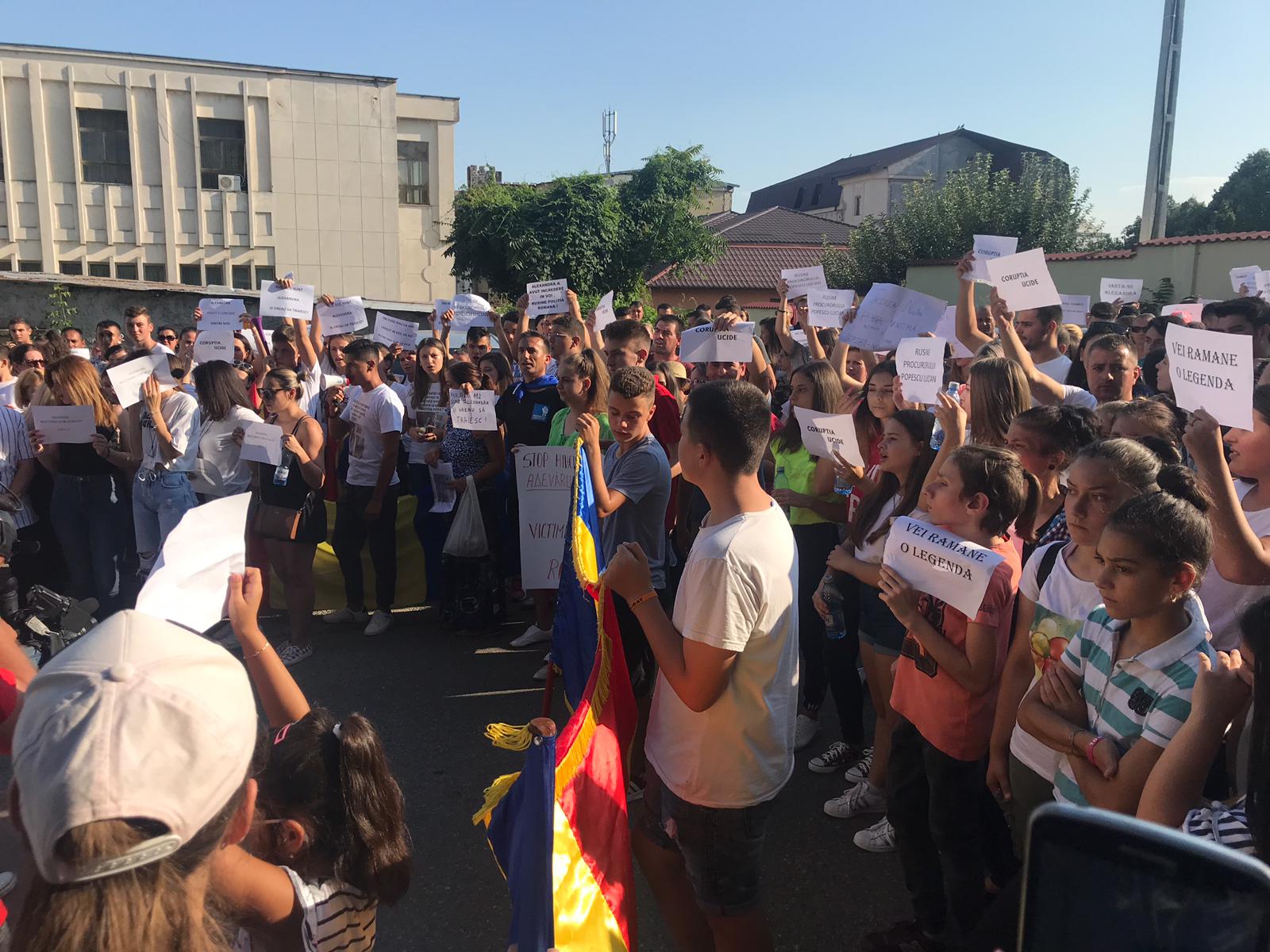 Sute de oameni protestează la Caracal