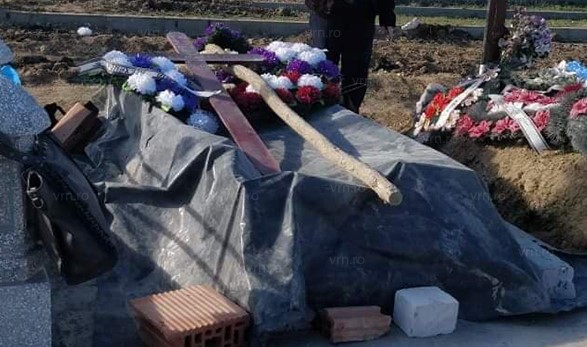 Uluitor Un mort din Bârlad a fost abandonat în cimitir acoperit cu o