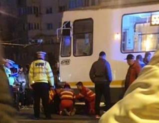 Grav accident în București. Un bărbat în vârstă de 52 de ani a fost prins sub un tramvai