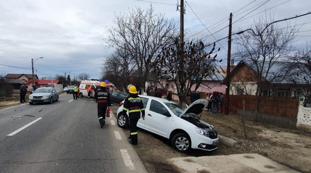 Accident violent în Argeș! Impactul a fost atât de puternic, încât mașinile au fost proiectate într-un șanț