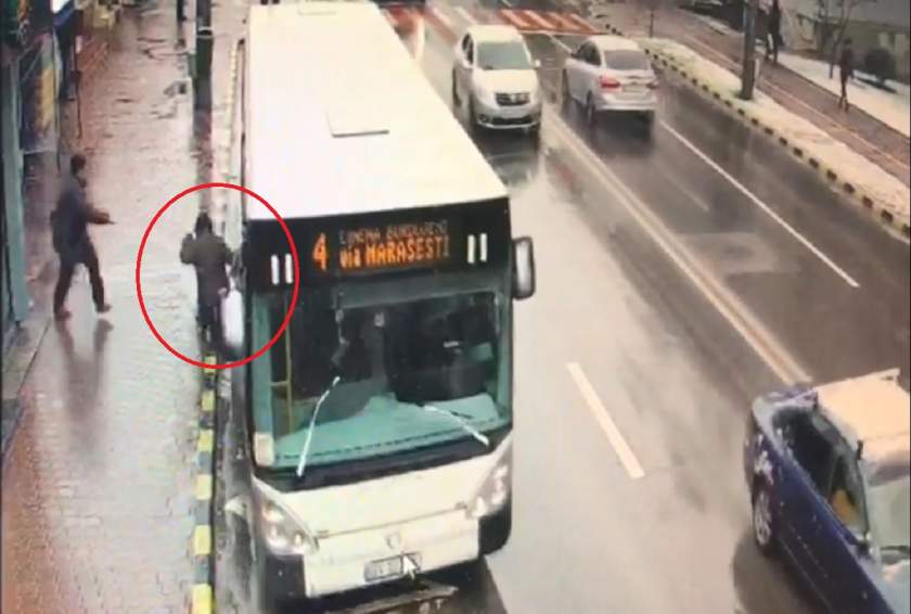 S-a întâmplat în Suceava! O bătrână s-a ales cu picioarele strivite după ce a coborât dintr-un autobuz. Motivul…