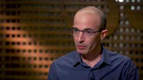 Covid-19 va schimbe lumea! Yuval Noah Harari: „Pandemia de coronavirus a permis experimente sociale la scară globală”