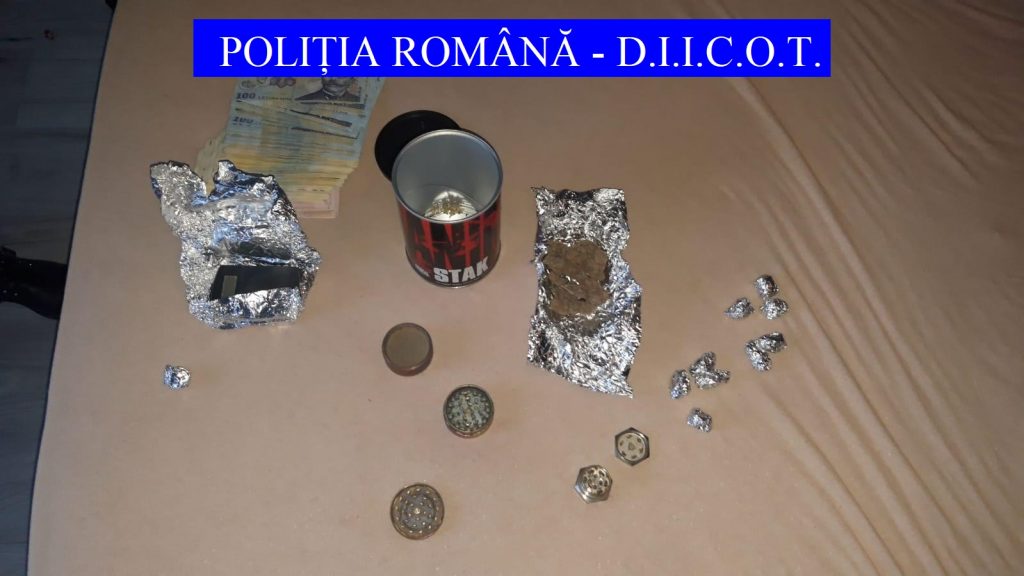 Captură de droguri de mare risc la Galați. Doi tineri, reținuți! Poliția a ridicat inclusiv bani în urma perchezițiilor