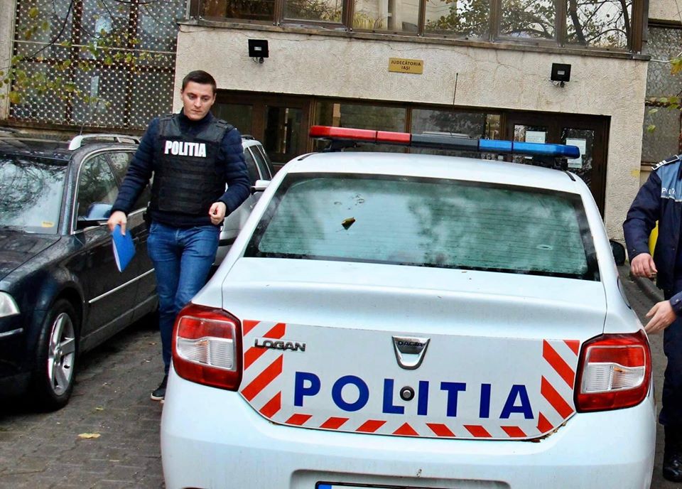 Polițistul din imagine, la un pas să fie linșat de mai mulți interlopi din Iași! Ce a făcut Romulus Simion pentru a scăpa