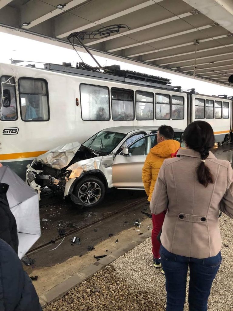 Accident grav în Capitală! Un BMW a intrat în plin într-un tramvai cu călători