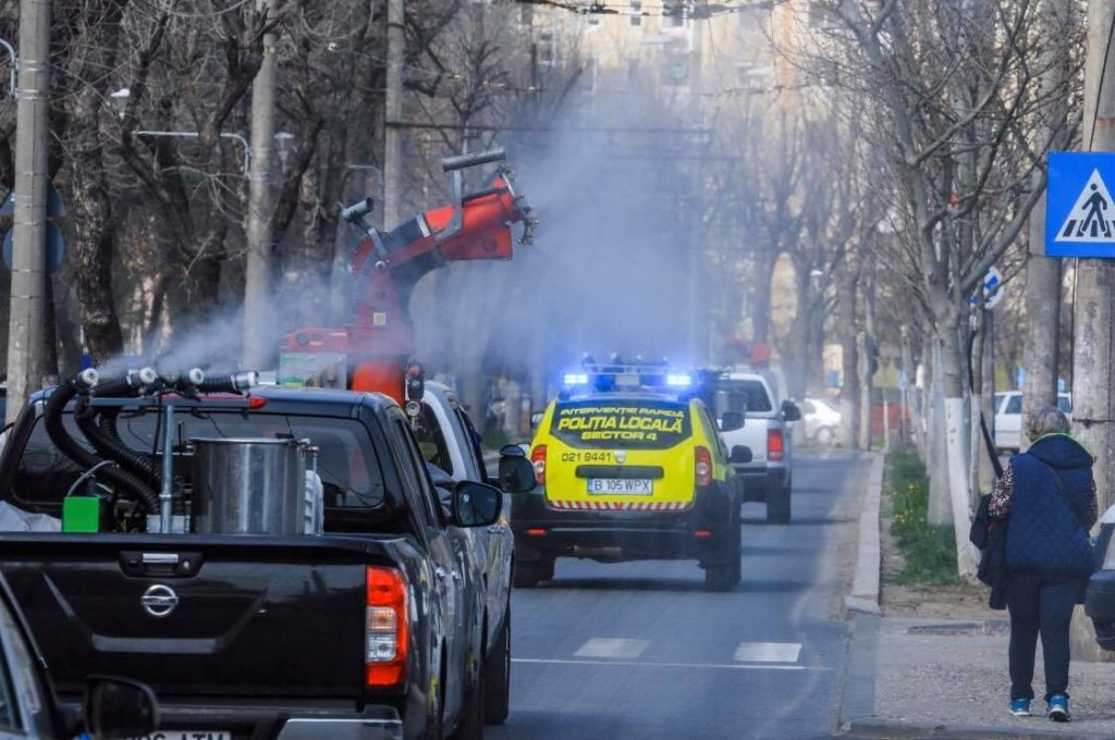 Primăria Sectorului 4 continuă și în weekend campania de dezinfecție a scărilor și aleilor de bloc, a locurilor de joacă și a spațiilor verzi