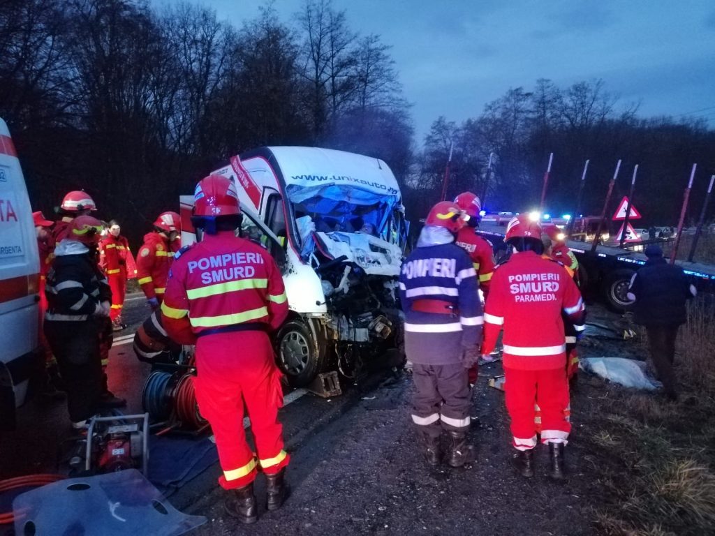 Accident înfiorător în Sibiu! Doi oameni au murit după ce un TIR şi un microbuz s-au ciocnit