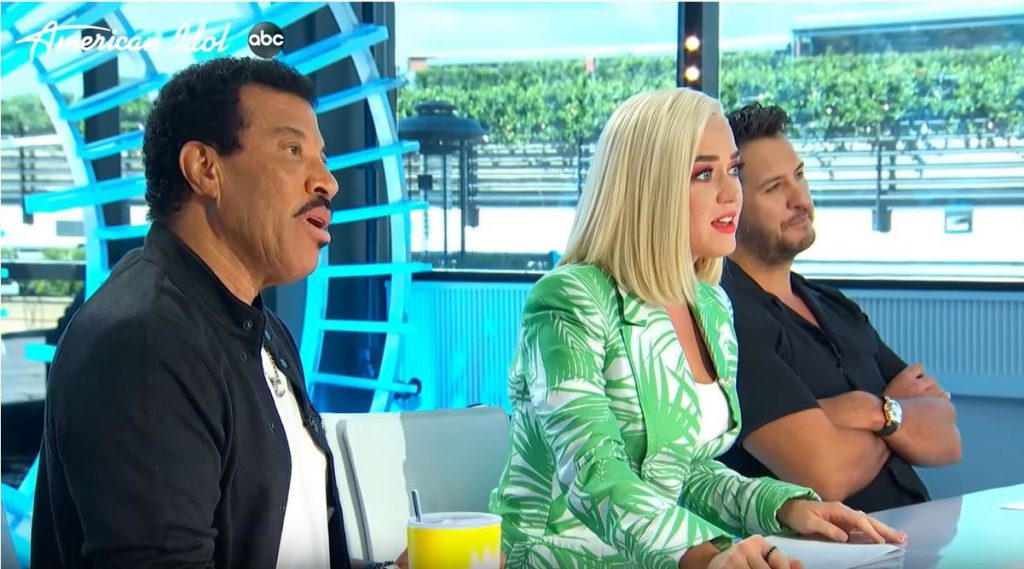 Premieră la American Idol! O concurentă a intrat în competiție fără să se înscrie la audiții și i-a uimit pe jurați cu vocea ei