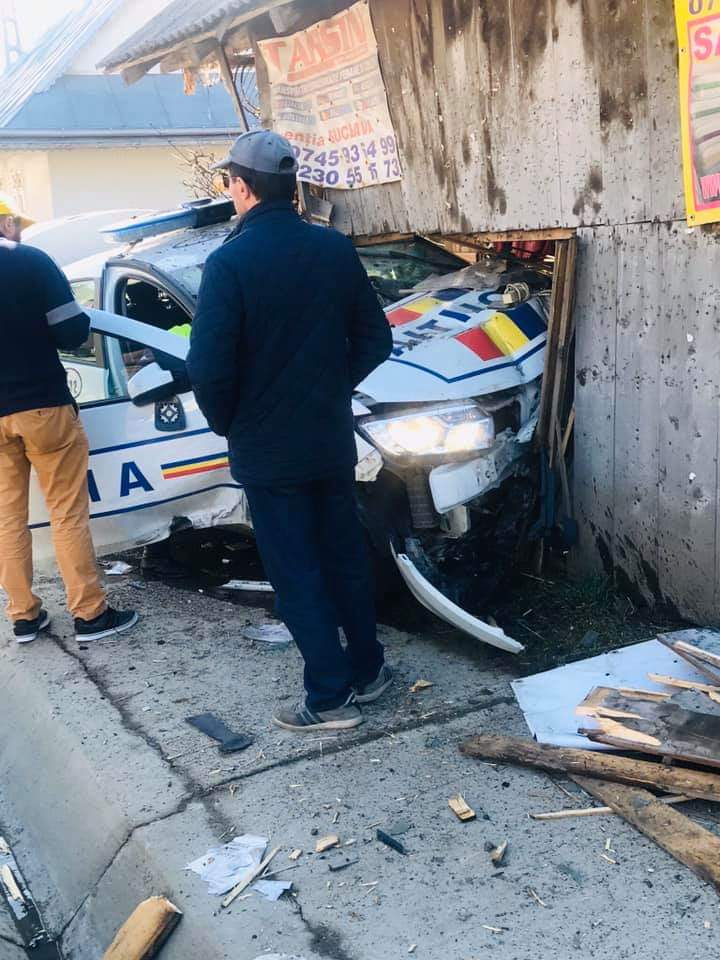 Accident spectaculos în Suceava! O mașină de poliție aflată în misiune a fost făcută praf