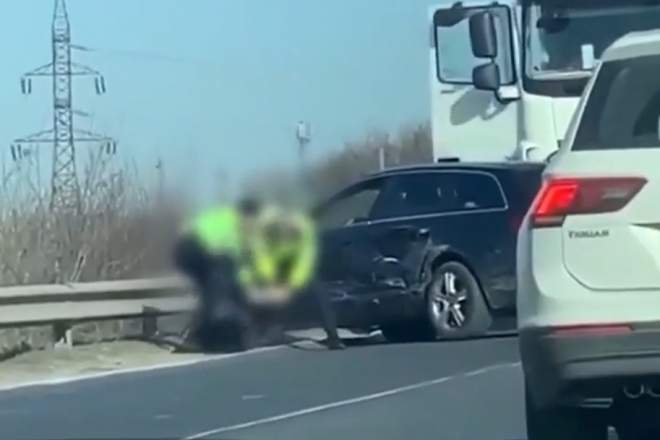 O polițistă a fost filmată în timp ce lovea cu piciorul în cap un bărbat. Totul s-a întâmplat pe Autostrada Soarelui