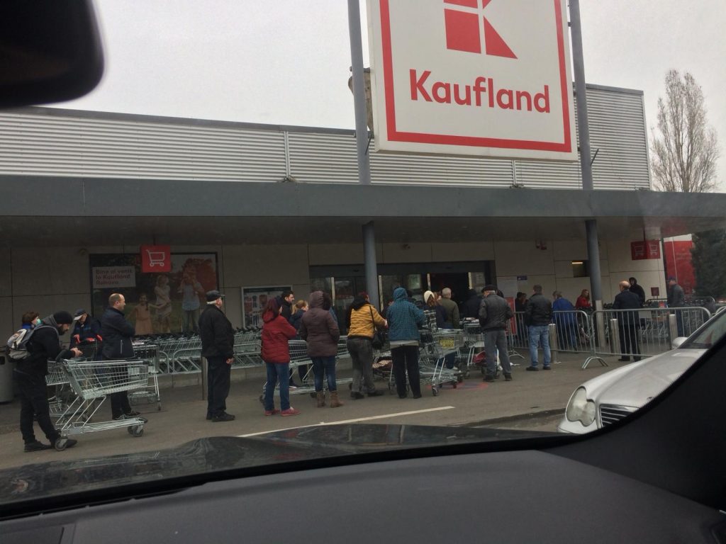 Românii au luat cu asalt supermarket-urile, în ciuda avertismentelor. Stau la cozi infernale așteptând să intre pentru a-și face provizii