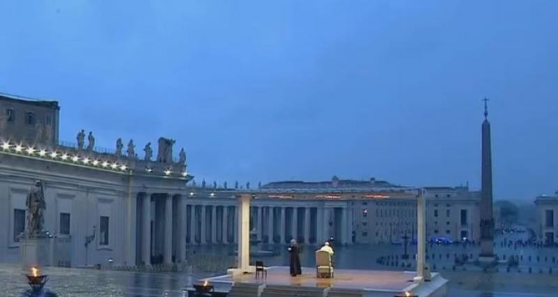 Moment unic la Vatican. Papa Francisc se roagă în ploaie pentru oamenii afectați de coronavirus. VIDEO