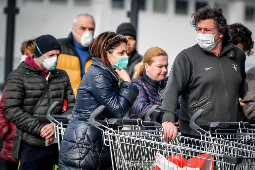 Pandemia de coronavirus pune la încercare creativitatea! Cu ce idee au venit administratorii unui supermarket, pentru a stopa cumpărăturile excesive