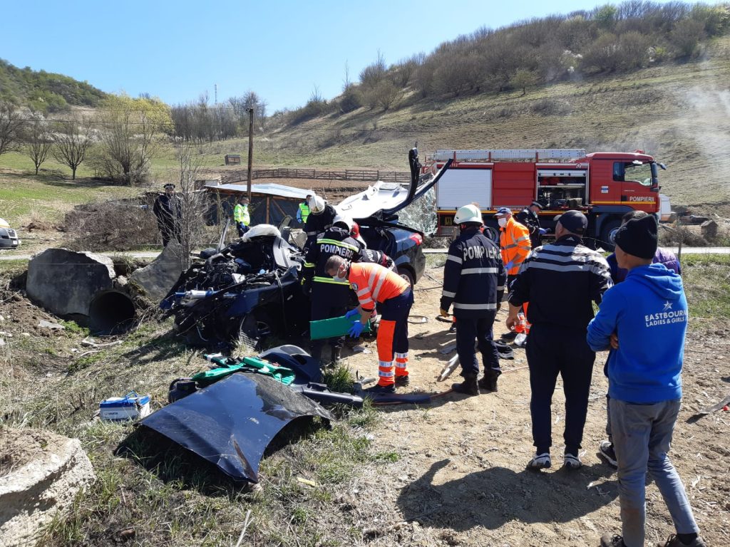 Accident grav în Cluj! Un tânăr de 18 ani a rămas încarcerat între fiarele mașinii