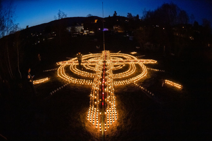 Gest emoționant în memoria victimelor răpuse de virusul  Covid-19! O femeie din Germania a făcut o cruce uriașă din candele, în curtea sa