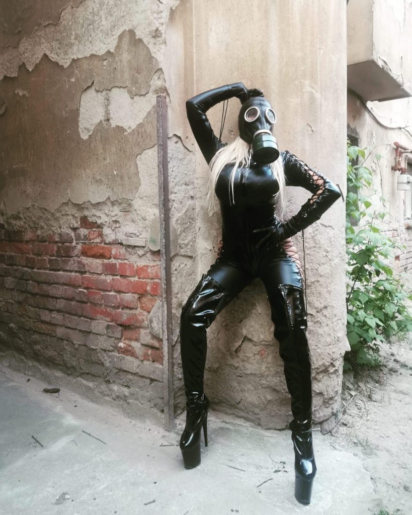 Înghițitoarea de flăcări a ieșit din casă mulată în latex negru cu