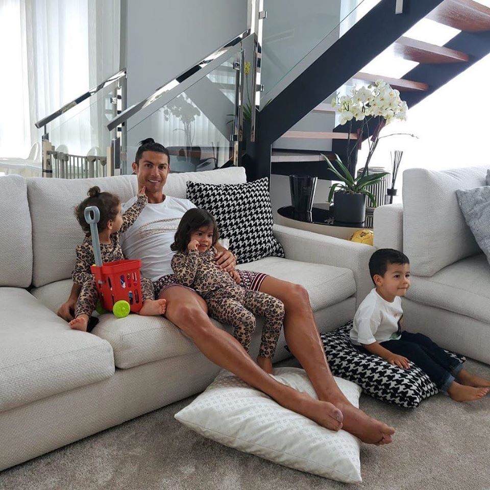 Cristiano Ronaldo, relaxare în pijamale de peste 2.000 de euro! Fotbalistul este izolat cu familia sa în Portugalia