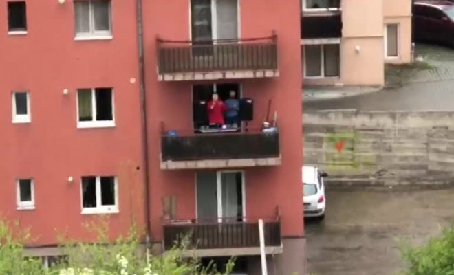 Un clujean a scos boxele pe balcon și a dat muzica la maximum! Vecinii au reacționat, dar nici prin cap nu-ți trece ce au făcut polițiștii