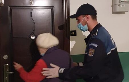 Care a fost reacția a doi polițiști din Iași atunci când o bătrână a dorit să ajungă la bancă pentru a-și încasa pensia