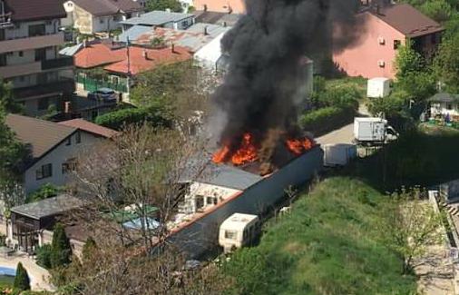 Incendiu în Capitală! Pompierii au ajuns și încearcă stingerea focului VIDEO