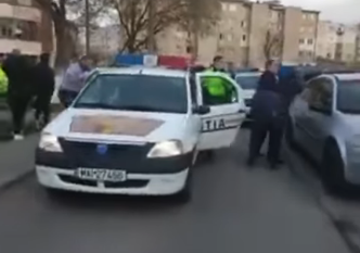 Scene șocante în Hunedoara. Polițiștii, alungați cu pietre din cartier VIDEO