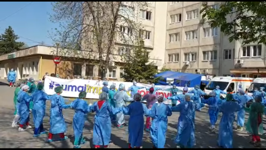 VIDEO| Imagini controversate din Craiova! Personalul medical a dansat pe muzică populară, formând o horă chiar în curtea spitalului