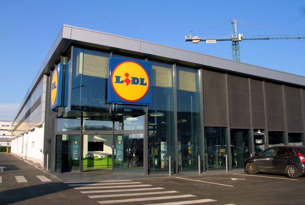 Un cumpărător a fost arestat la Lidl, după ce a atins cu degetele pline de salivă mai :O Continuarea întrece orice imaginație