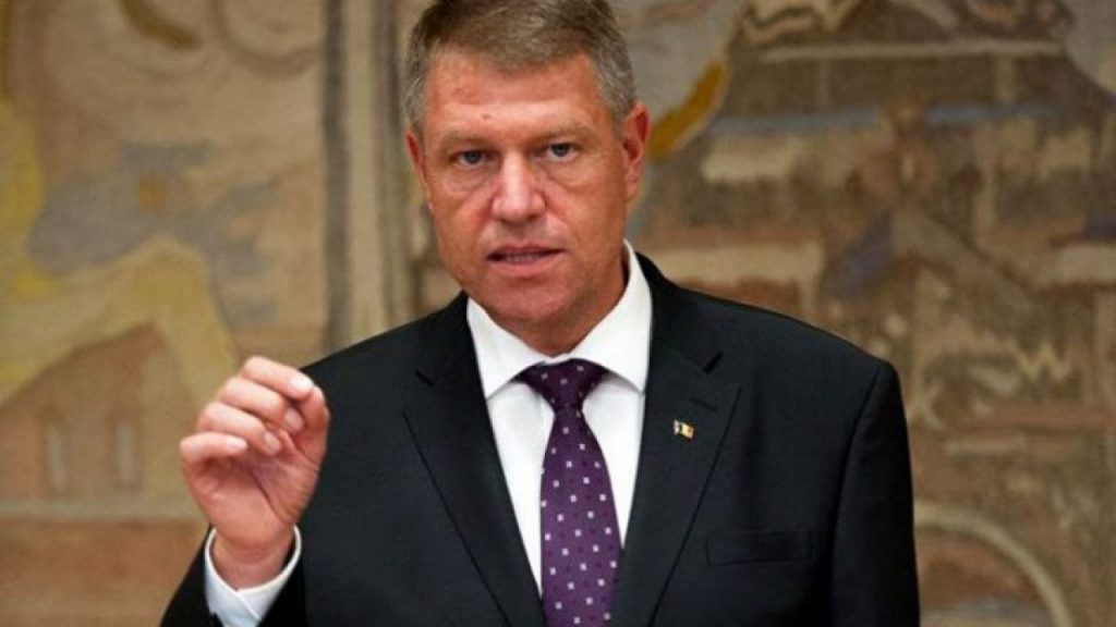 Klaus Iohannis critică dur acordul MAI – BOR. “Voi solicita să se revină asupra lui. Stați acasă! Altfel, după sărbători, vom avea înmormântări”