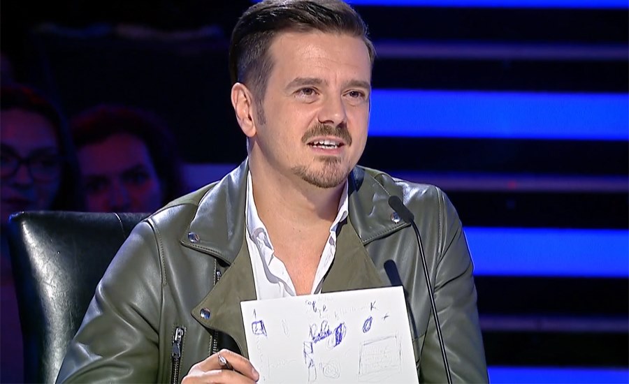 Am aflat ce scrie, de fapt, Mihai Petre pe foaia lui în timp ce jurizează Românii au Talent. Prima imagine cu hârtia juratului Pro TV