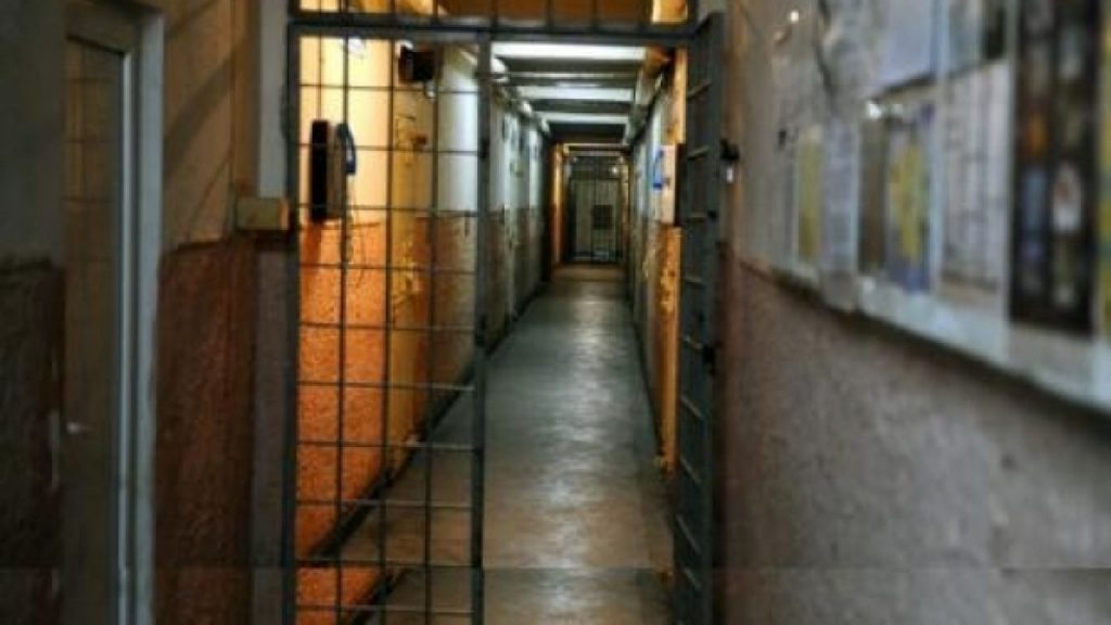 Penitenciarul Jilava se află aproape de o catastrofă similară cu Suceava. Gardianul infectat cu COVID-19 ar fi intrat în contact cu aproape 500 de deținuți