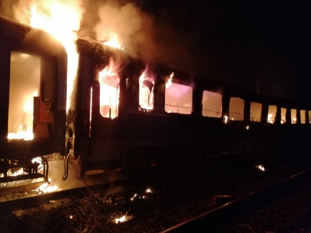 Cadavru carbonizat, descoperit într-un tren la Brașov