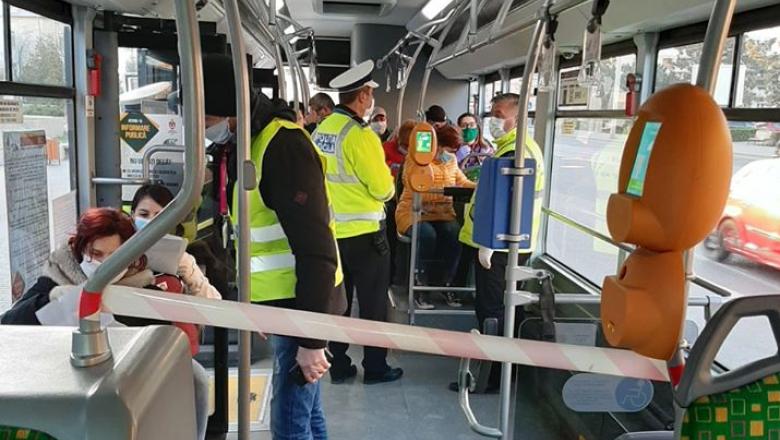 O femeie a fost amendată cu 500 de lei pentru că nu purta mască de protecție în autobuz