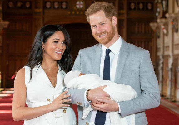 Archie, fiul prințului Harry și al lui Meghan Markle, împlinește astăzi un an! Ce cadou neașteptat i-au făcut părinții lui