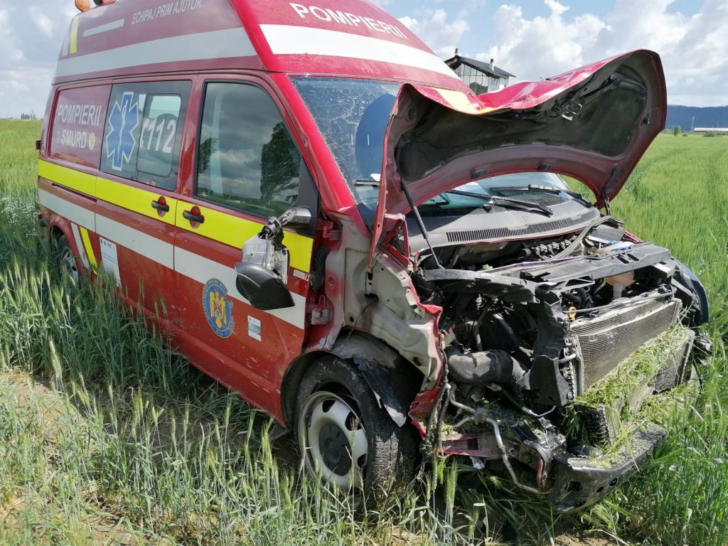 Ambulanță SMURD Bacău implicată într-un accident rutier cu o căruță: ”Unii sunt inconștienți…”