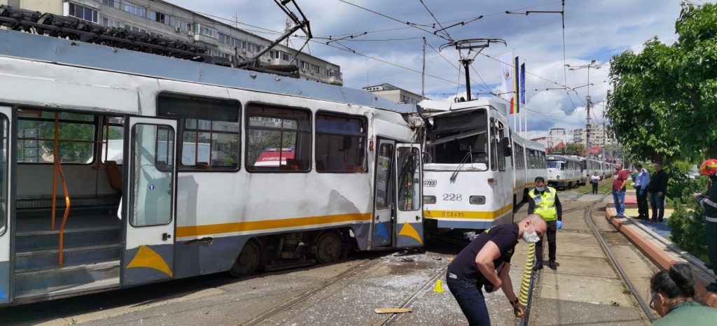 Două tramvaie s-au ciocnit frontal în Capitală. 7 persoane au fost rănite