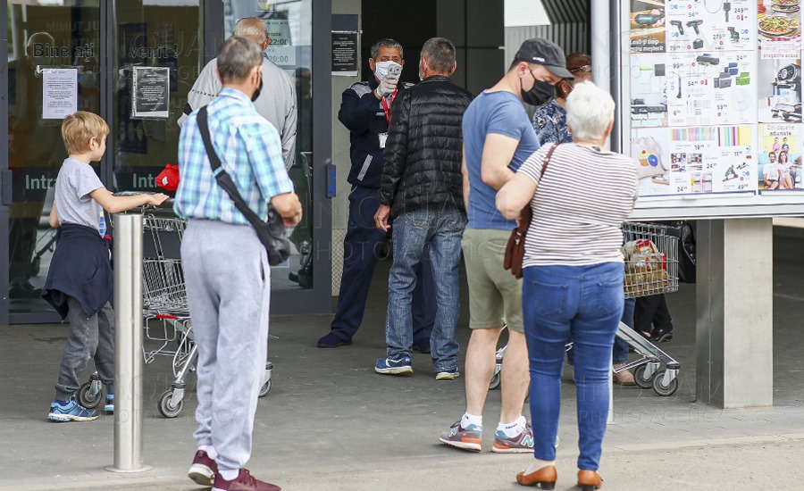 „Înseamnă că sunt mort”. Ce temperatură i s-a spus unui tânăr că are la intrarea într-un supermarket din București