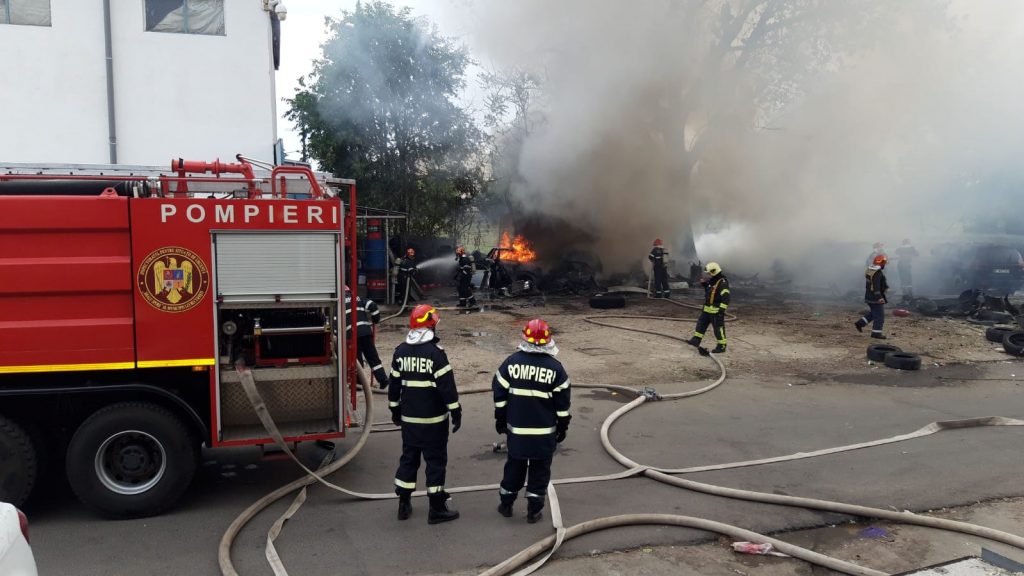 Incendiu de proporții în Capitală, la un depozit de anvelope