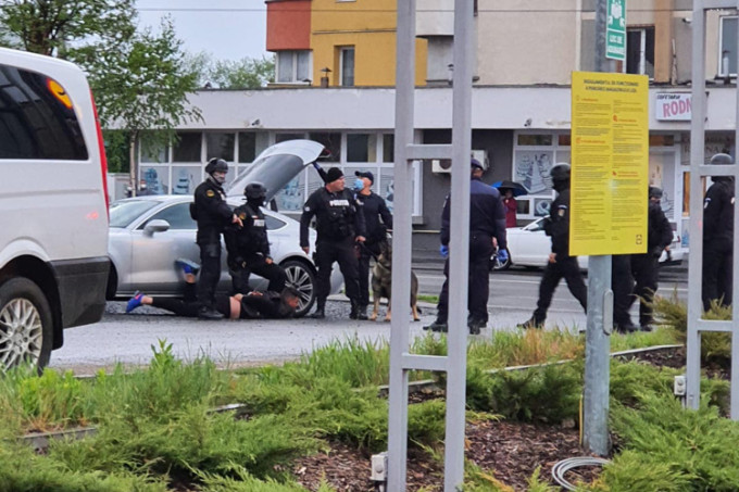 Bătaie cu săbii între două clanuri din Baia Mare! Totul s-a întâmplat în fața unui supermarket