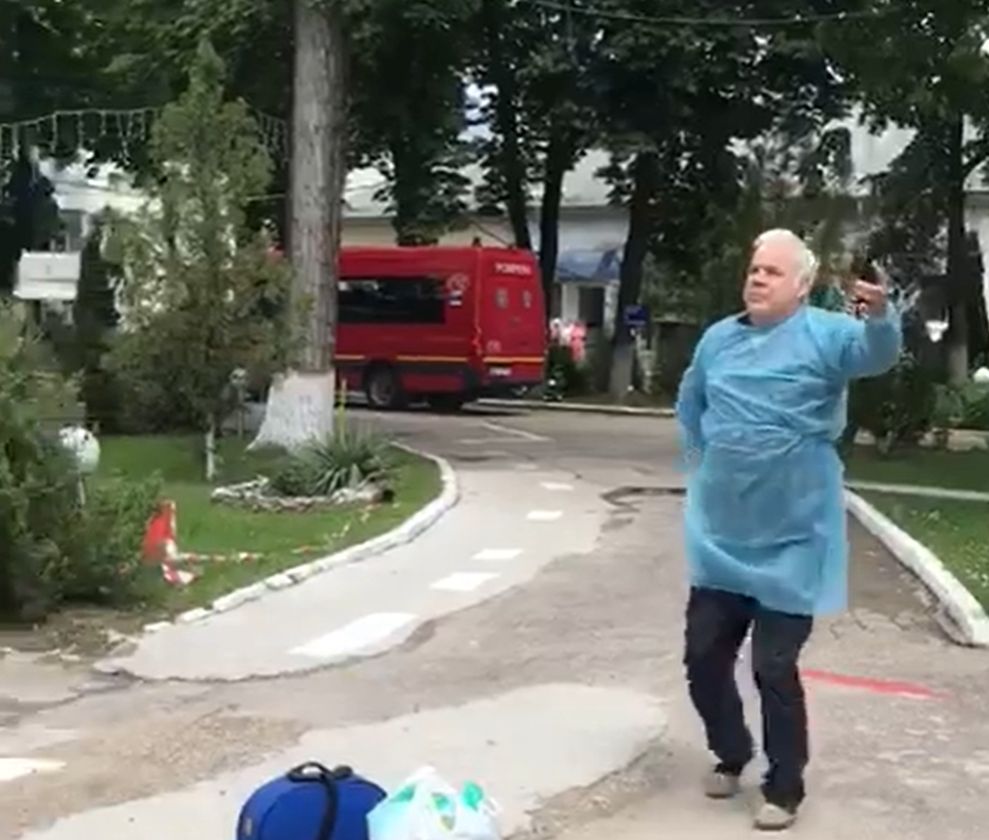 Un bunic dansează de bucurie după ce s-a vindecat de COVID-19. Imagini emoționante din Gorj. VIDEO