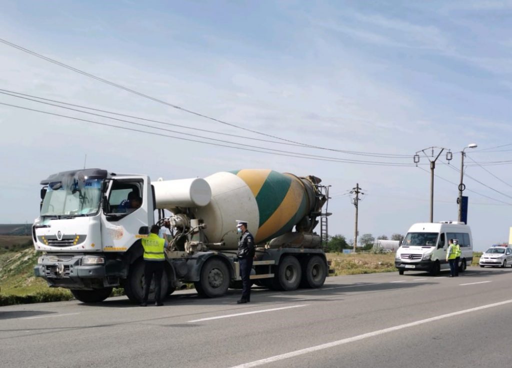 Peste 14.000 de mașini, verificate de polițiști. Bărbat beat mort, găsit la volanul unui tractor în Sibiu