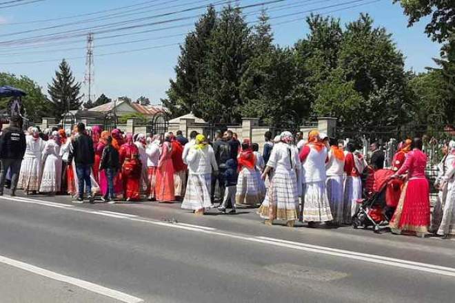 Nepot de bulibașă, condus cu fast pe ultimul drum, în Vrancea! Peste 100 de persoane au fost la înmormântare VIDEO