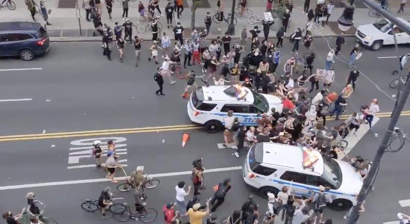 Luptele de stradă continuă! Imagini șocante de la protestele din SUA! O mașină de poliție intră direct într-un grup de protestatari în New York