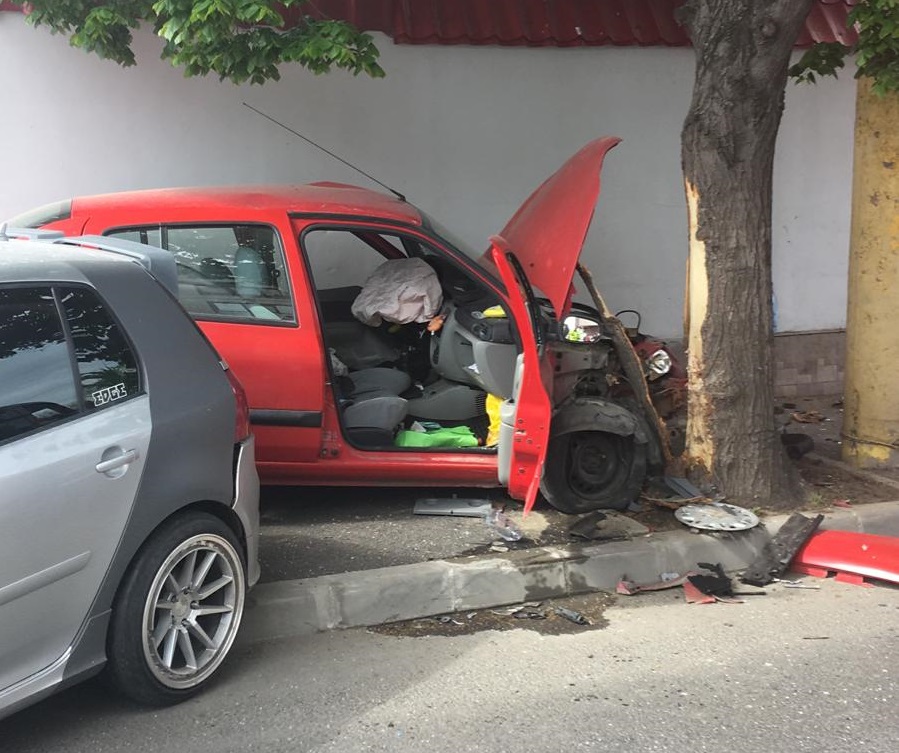 Accident grav la Constanța. O persoană a murit după ce s-a izbit frontal cu mașina de un copac VIDEO