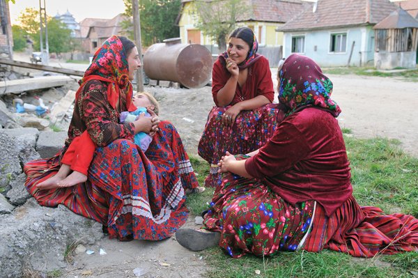 O româncă a fost adoptată la naștere de o familie de căldărari. Copila blondă cu ochi albaștri a crescut cu tradițiile țigănești. Cum arată acum, după 20 de ani