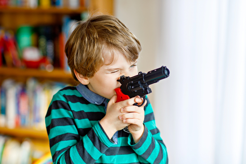 Crimă îngrozitoare! Un băiețel de cinci ani și-a ucis fratele mai mare cu un pistol găsit în parc