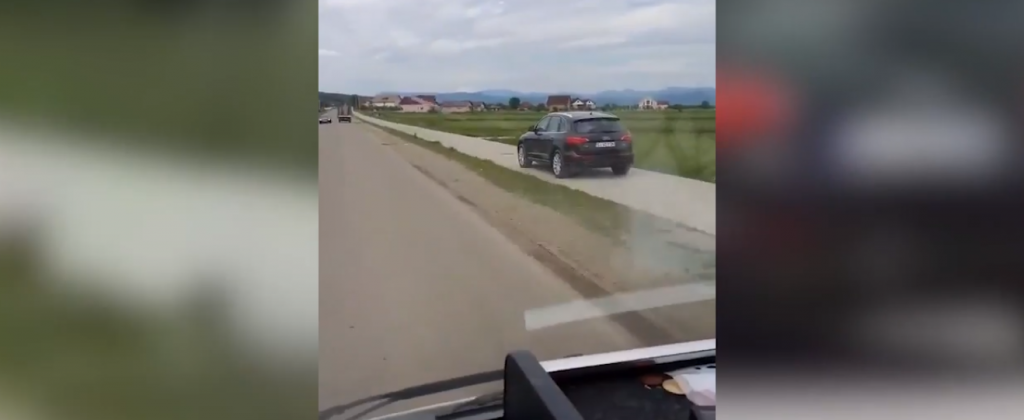 Panică pe o șosea din Maramureș. Șoferul unui Audi a mers pe contrasens, apoi a intrat pe trotuar