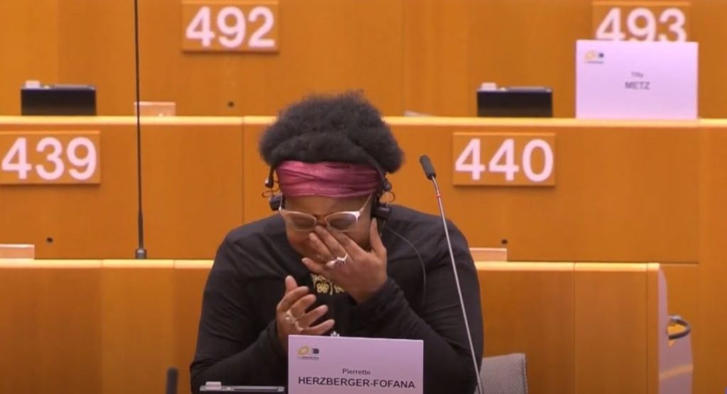 O eurodeputată de culoare a fost agresată de polițiștii din Bruxelles! Pierrette Herzberger-Fofana a povestit totul în Parlamentul European: “A fost o experiență traumatizantă”
