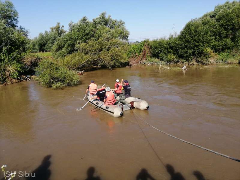 Cinci zile de când fetița de 4 ani din Sibiu a dispărut în râul Cibin. Autoritățile au extins căutările