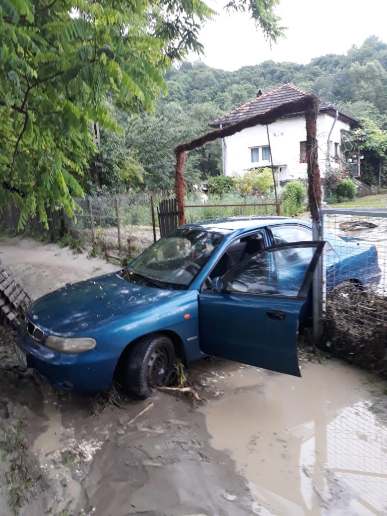 Prăpăd în Argeș! Mașinile au fost luate de ape, iar gospodăriile oamenilor au fost inundate. VIDEO