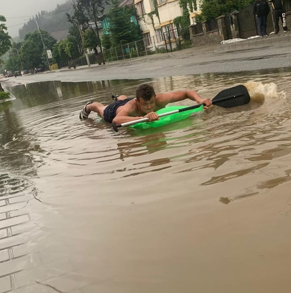 Imagini incredibile suprinse pe o stradă din Vatra Dornei. Un tânăr a făcut „rafting“ într-o baltă care a răsărită după o ploaie torenţială. VIDEO